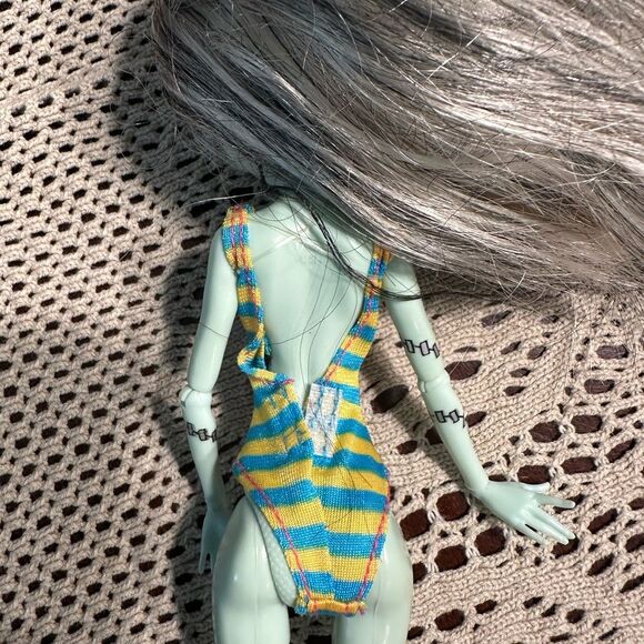 Monster High Frankie Stein Gloom Beach Doll Mattel - Picture 4 of 7